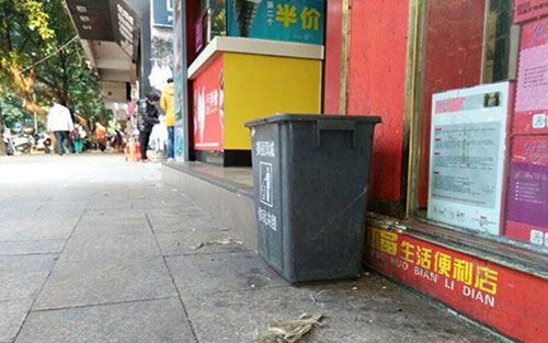 垃圾桶當足球踢？！城區(qū)大半年累計丟近千個垃圾桶